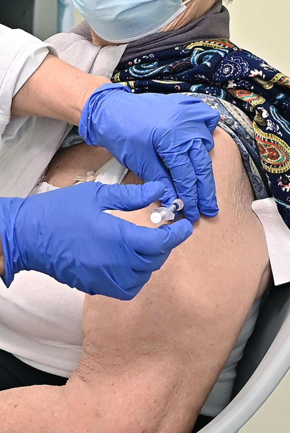Vaccini: oggi le seconde dosi a Orune. Nuovo stop a Macomer