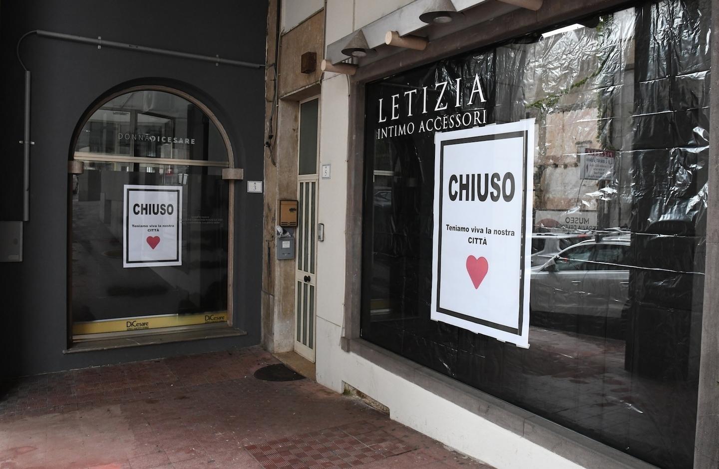 Vie e vetrine listate a lutto perché la città vuole vivere 