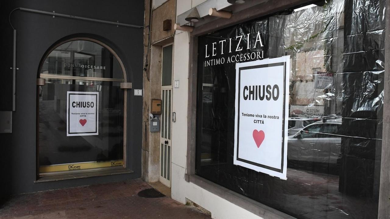 Vie e vetrine listate a lutto perché la città vuole vivere