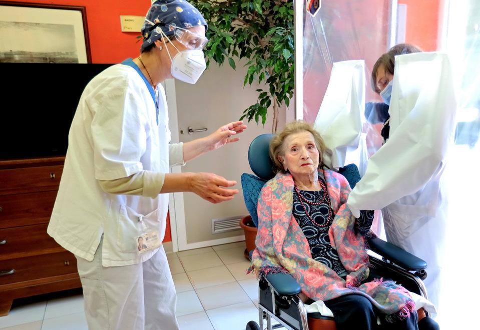 Soliera. Tenda anti Covid, lacrime e abbracci dopo la solitudine 