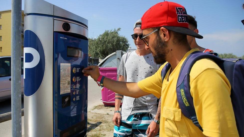 Lidi, da venerdì ritorna la sosta a pagamento