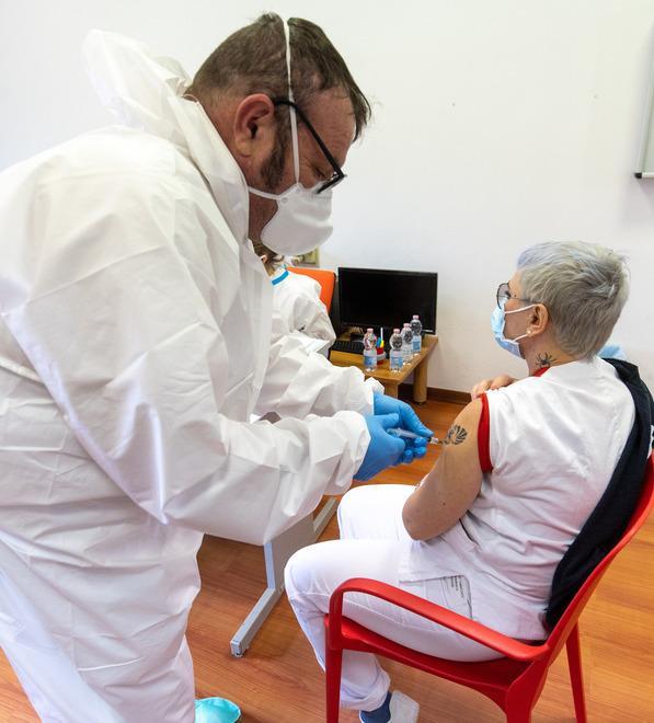 Vaccinazione antiCovid, si accelera. Fino a 3.300 dosi al giorno 