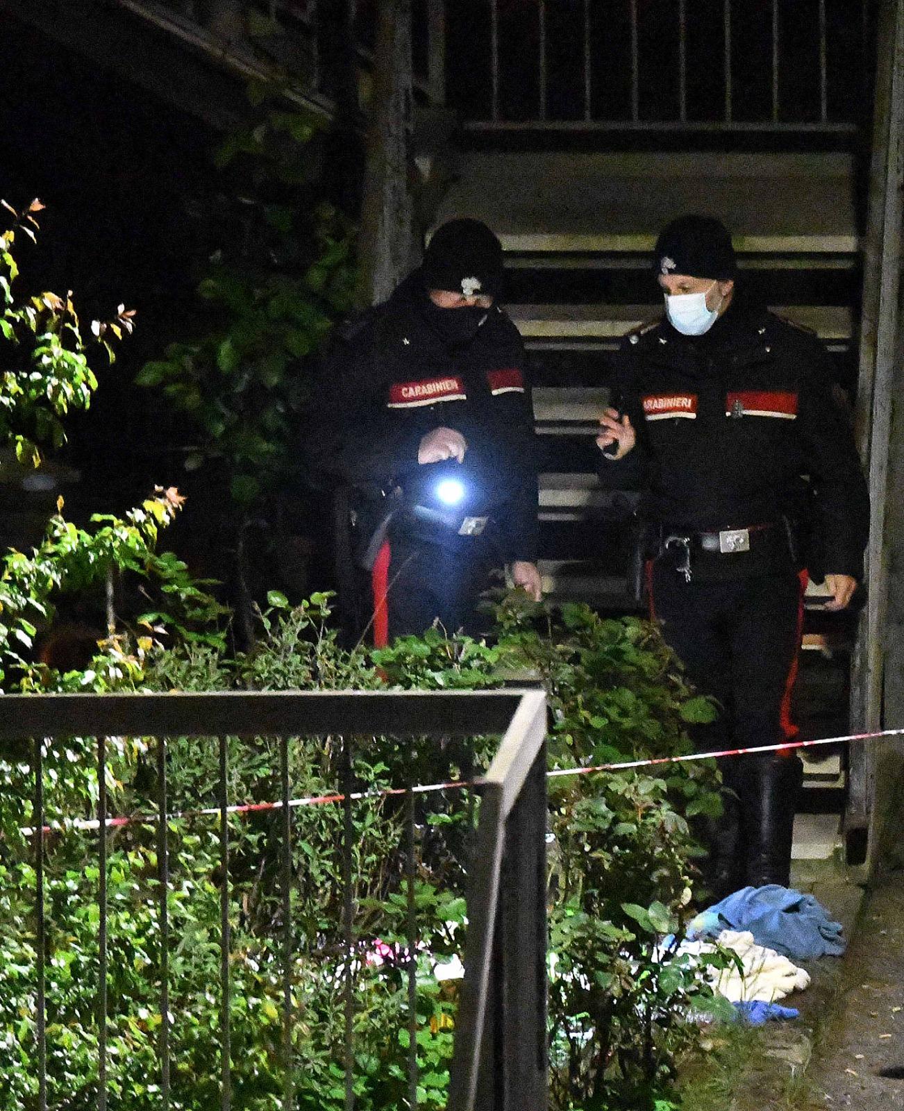I carabinieri nell'abitazione di Aulla (foto Cuffaro)