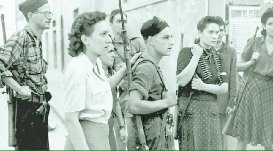 Le sorelle pistoiesi col fucile simbolo della Liberazione 