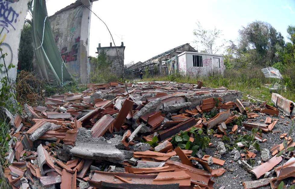 Resti di laterizi abbandonati in un’area della Concia
