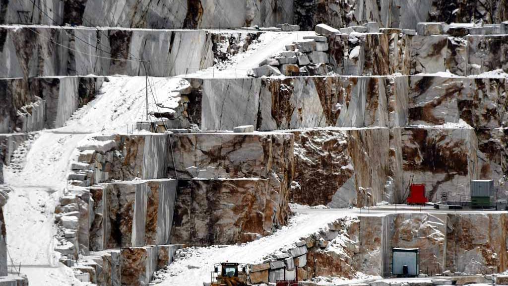 Una cava di Carrara (foto d'archivio)