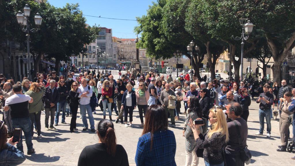 Negazionisti in piazza Yenne (foto Mario Rosas)