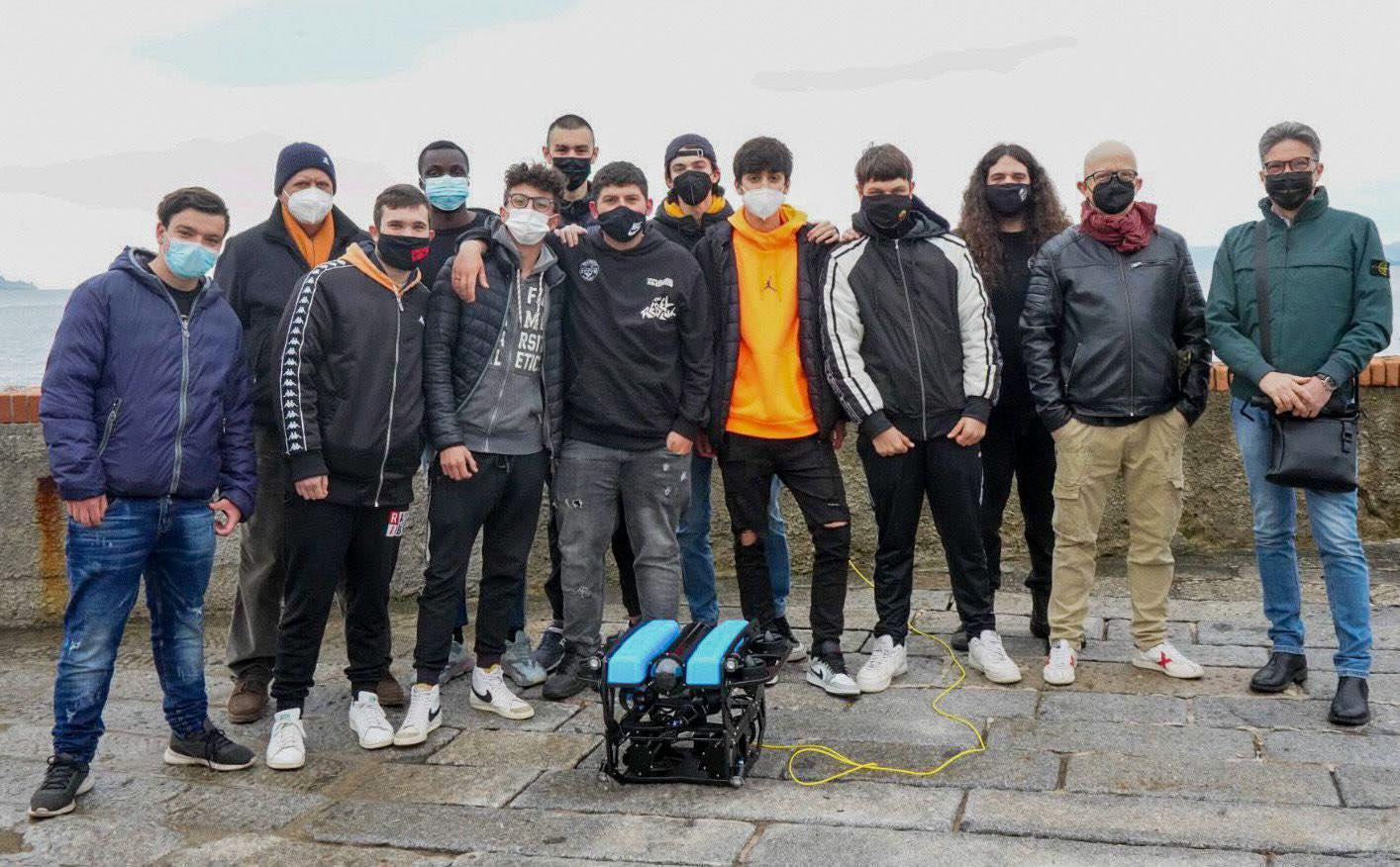 A Marina per il test col drone gli studenti di 5ªB Mat con a destra Miriano Botteghi, Collavitti e a sinistra Carlo Celati (foto Deborah Cortopassi)