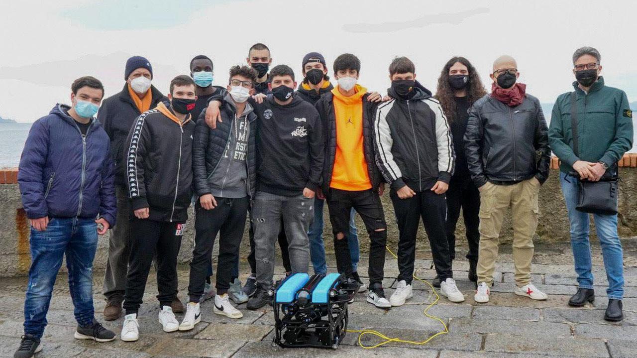 A Marina per il test col drone gli studenti di 5ªB Mat con a destra Miriano Botteghi, Collavitti e a sinistra Carlo Celati (foto Deborah Cortopassi)
