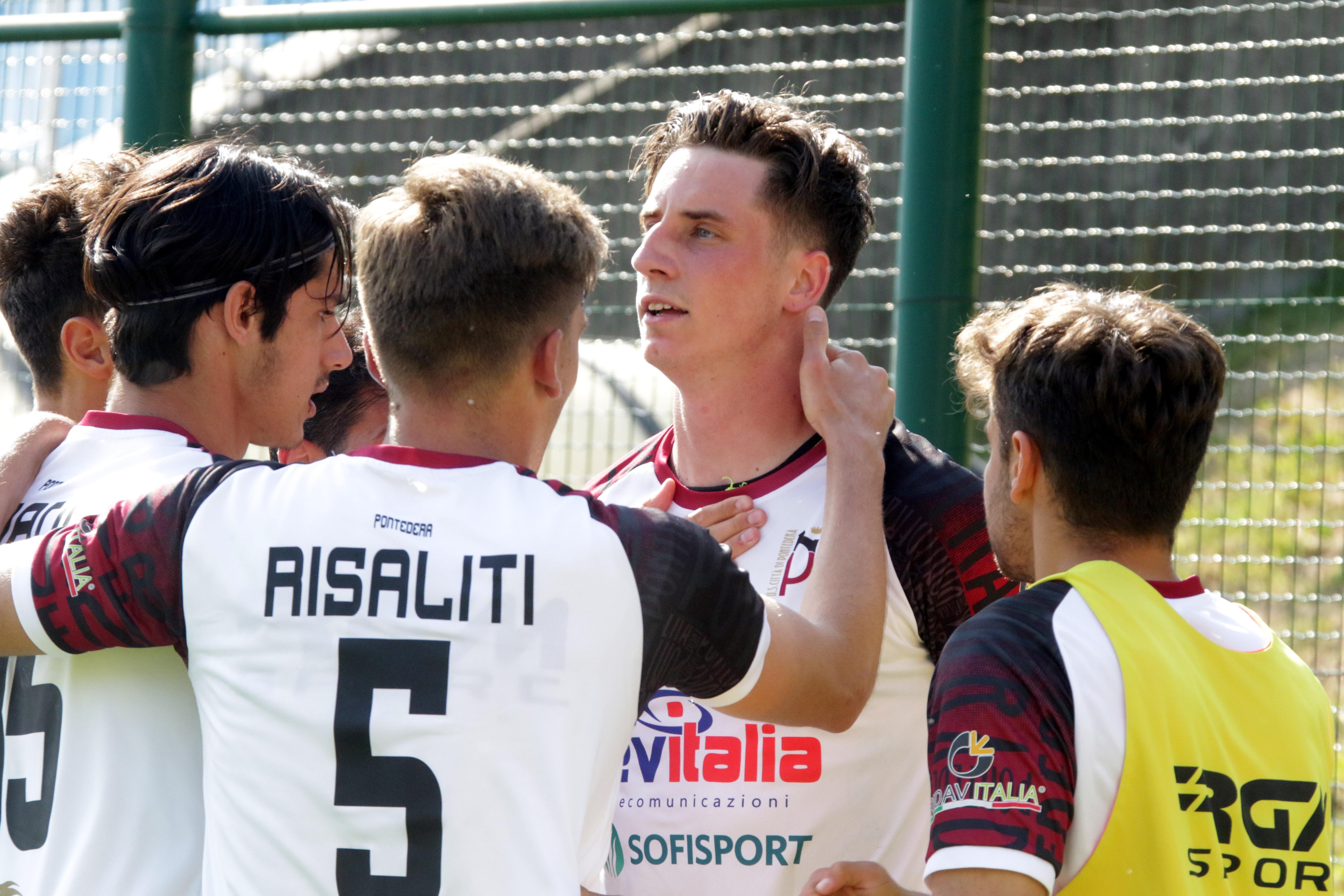 La gioia di Magrassi e dei granata a Gorgonzola (foto agenzia Editoriale Report)