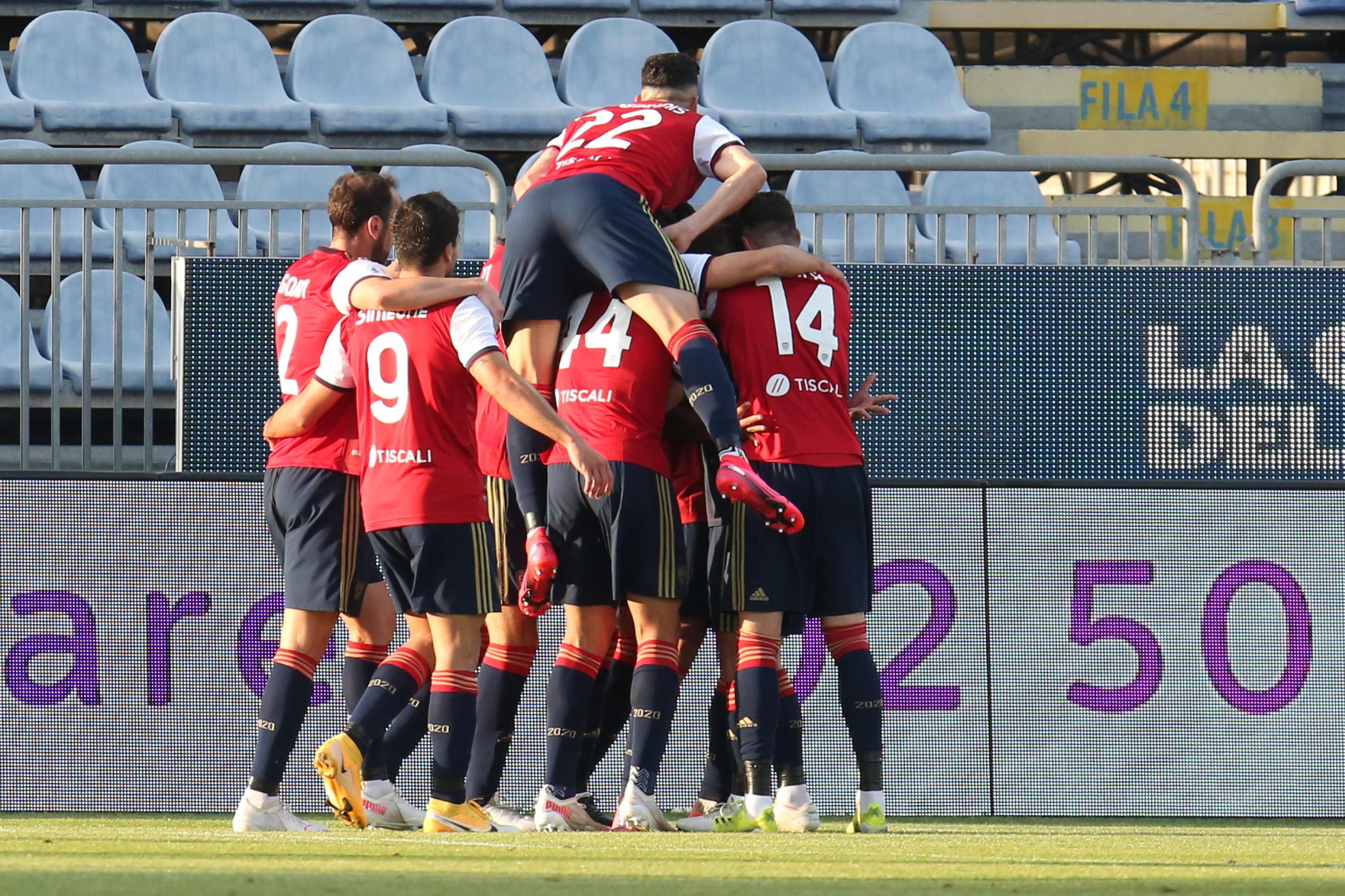 La gioia rossoblù dopo il terzo gol che ha indirizzato la partita verso la vittoria, la terza consecutiva