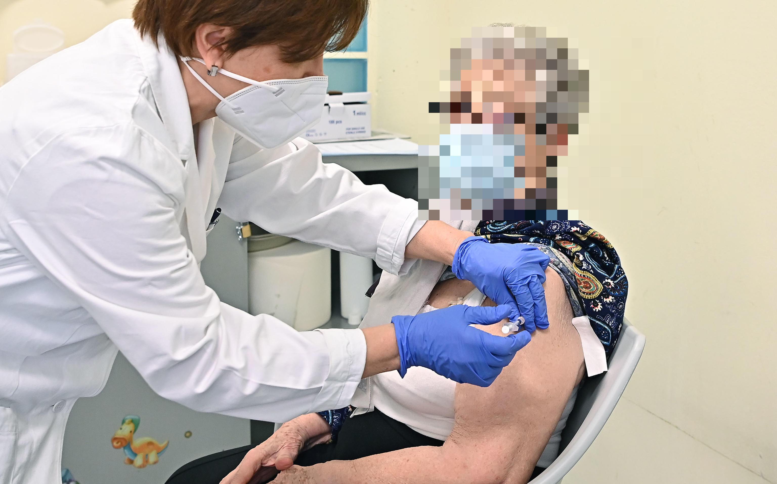 Sulla Nuova in edicola lunedì 26, in Sardegna troppi anziani e fragili attendono ancora il vaccino 