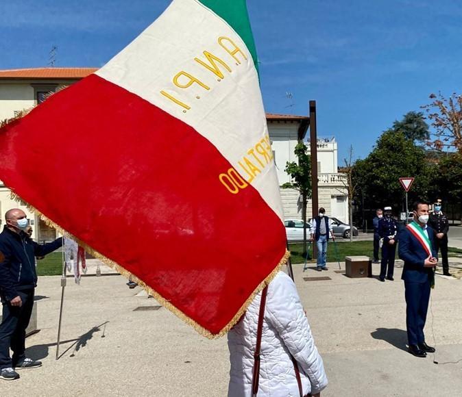Il 25 Aprile resiste tra biciclettata in centro e fiori nelle strade ai partigiani