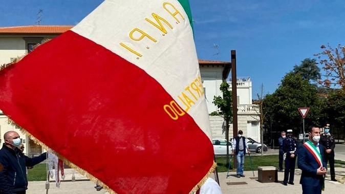 Il 25 Aprile resiste tra biciclettata in centro e fiori nelle strade ai partigiani