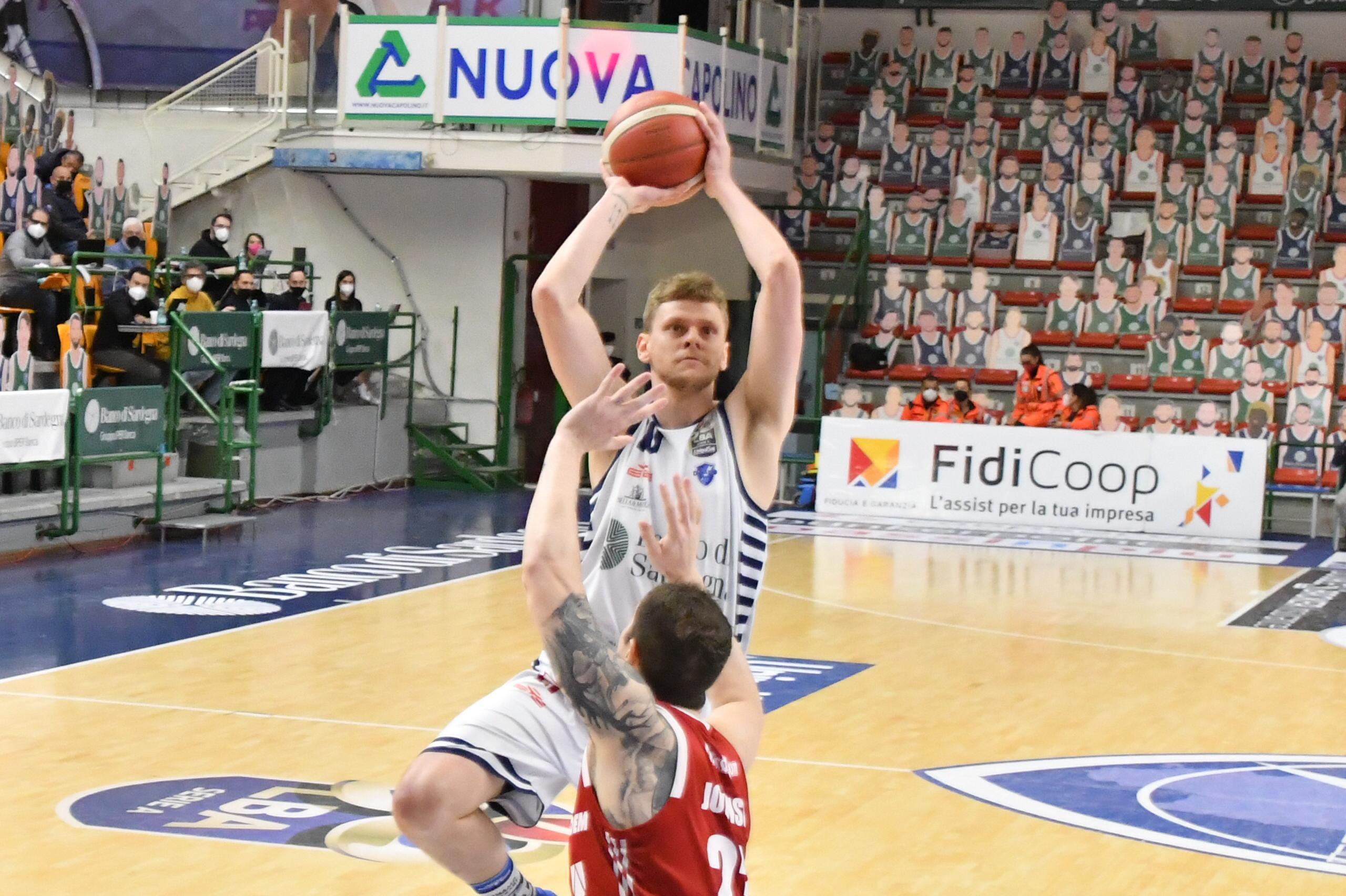 Basket, la Dinamo vince ancora: Reggio Emilia battuta 89-82