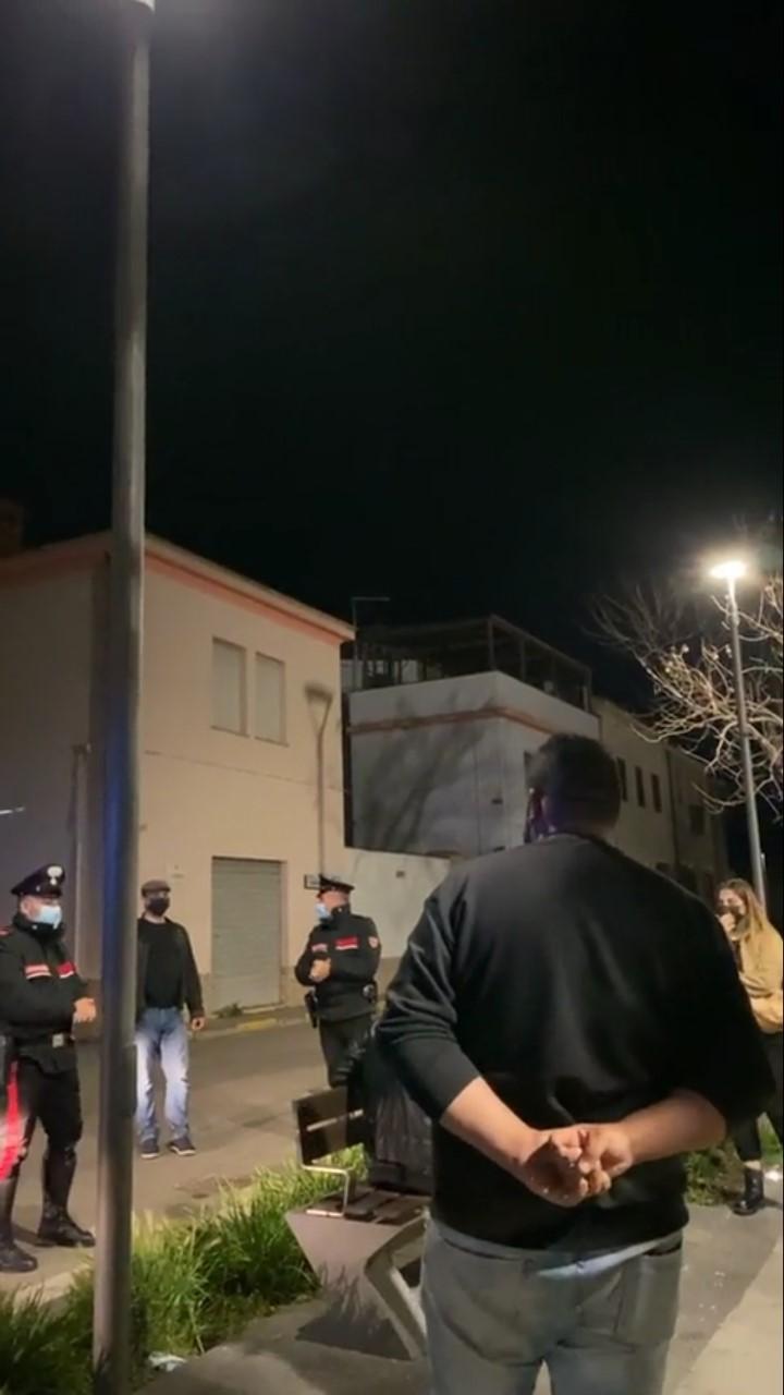 Mogoro si ribella alle restrizioni, più di cento cittadini in piazza dopo il coprifuoco