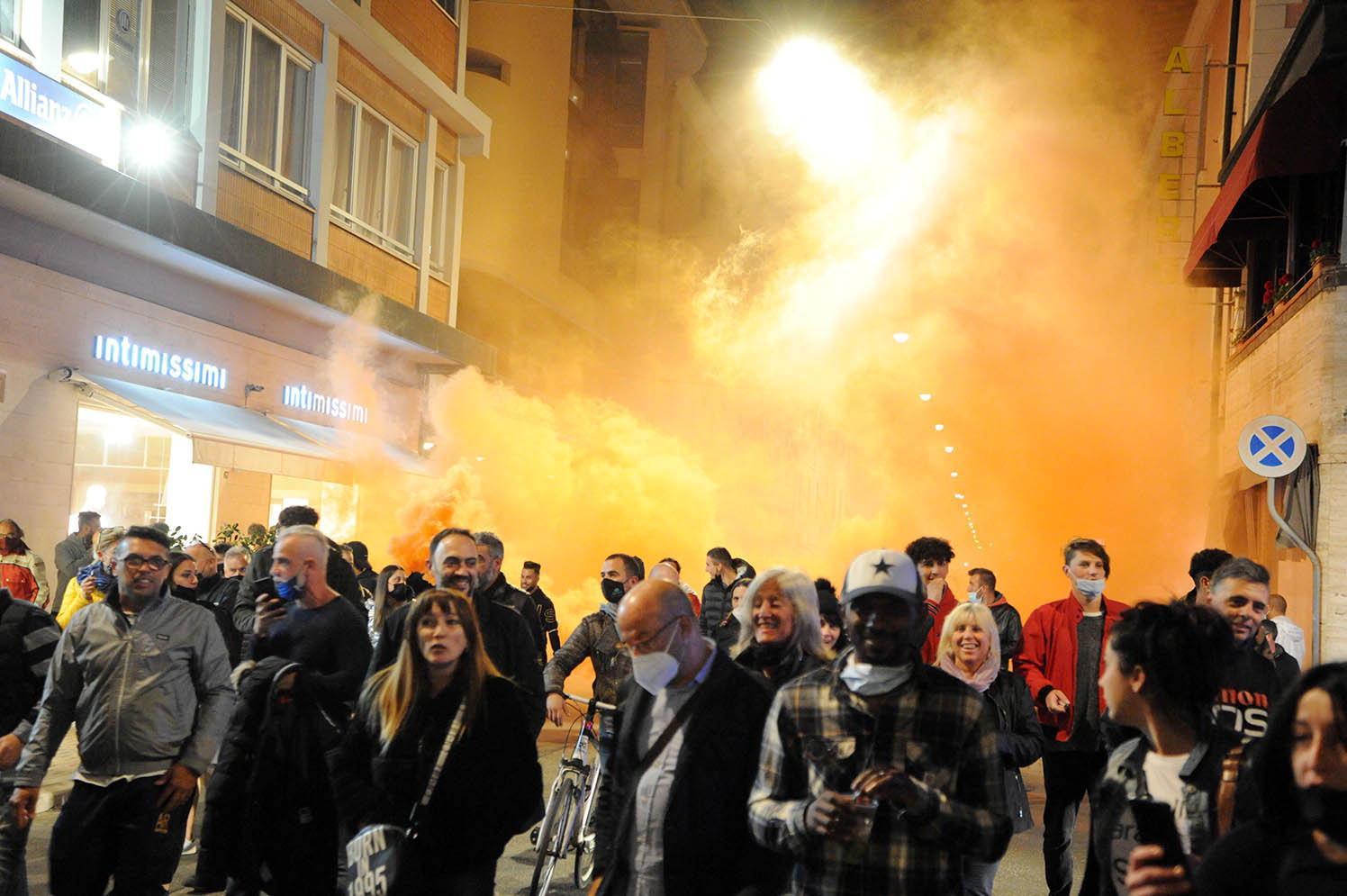 La protesta contro il coprifuoco a Piombino (foto Paolo Barlettani)