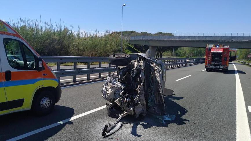Si ribalta con l’auto a Carrara