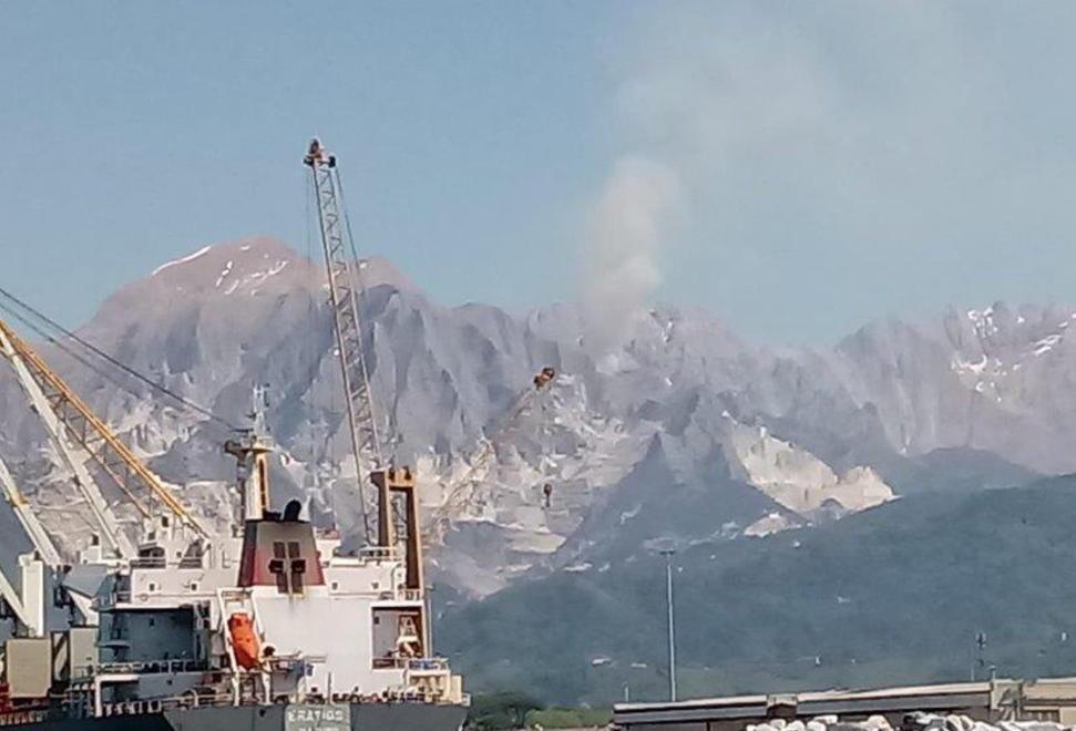 Incendio nei boschi alla Valle degli Alberghi Non è escluso il dolo 