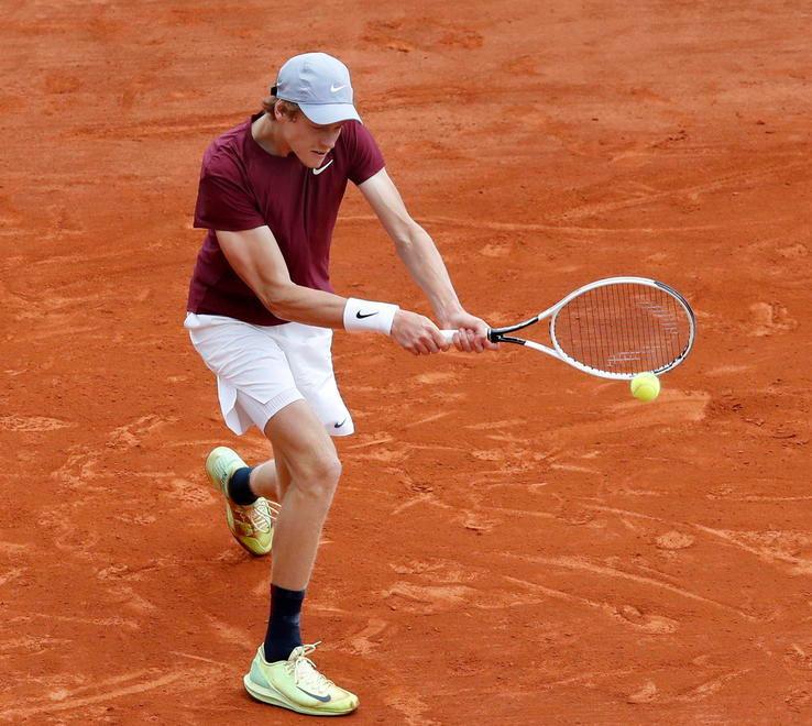 Sinner rimandato in greco: via libera a Tsitsipas 