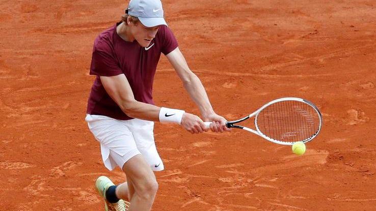 Sinner rimandato in greco: via libera a Tsitsipas