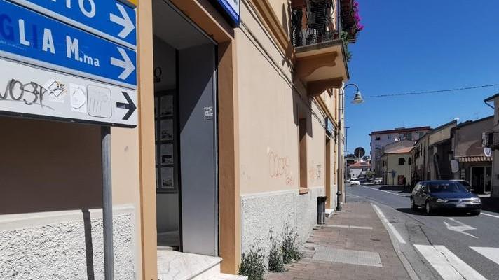 Erba alta lungo i marciapiedi Protesta in via Dante Alighieri