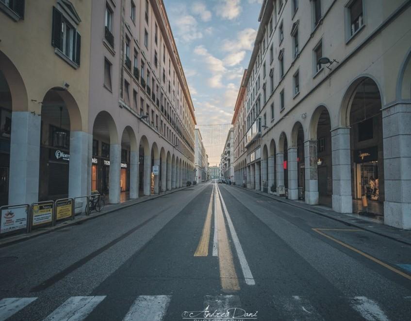 Domani l’ultima foto in regalo Via Grande deserta e spettrale 