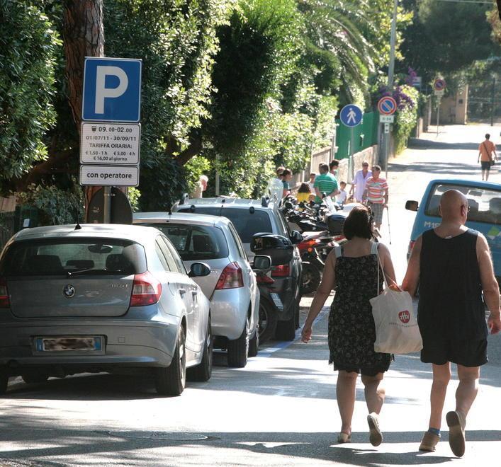 Gratis la prima ora di sosta per aiutare il commercio 