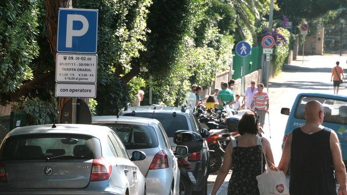 Gratis la prima ora di sosta per aiutare il commercio