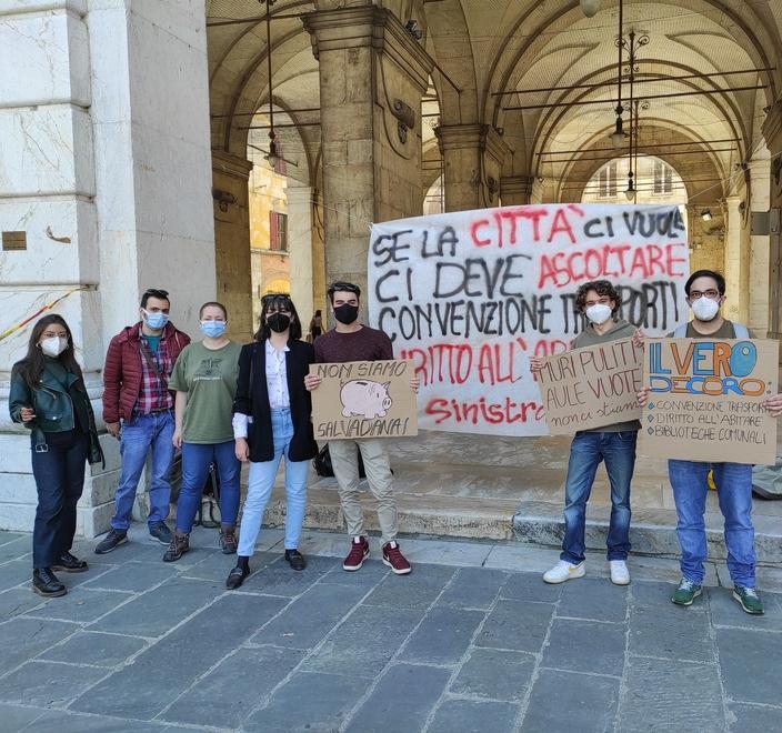Gli studenti di nuovo in piazza «Più aule aperte a disposizione»