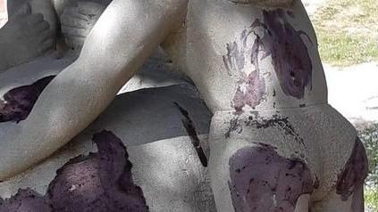 Vandali danneggiano l’opera