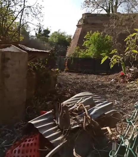 Casa dei polli, bonifica con troppe incognite