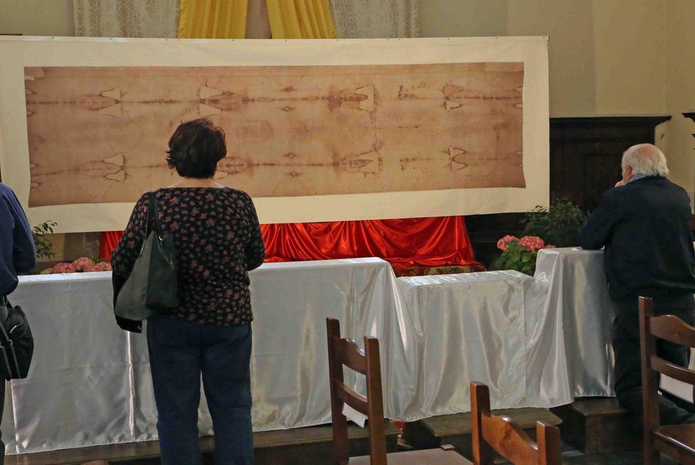 La Sindone sotto casa Una copia su tela alla cappella Revedin 