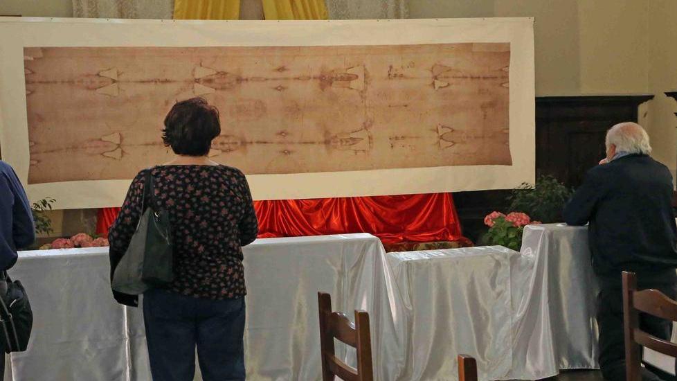 La Sindone sotto casa Una copia su tela alla cappella Revedin