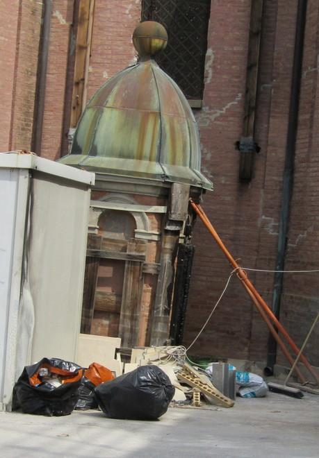 Il cupolino della chiesa abbandonato a terra Spostarlo è un rebus 