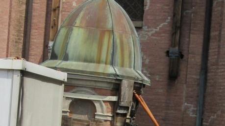 Il cupolino della chiesa abbandonato a terra Spostarlo è un rebus