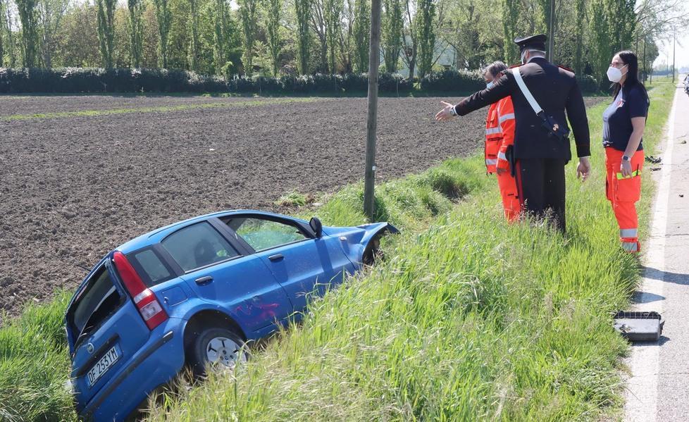 Fuori strada con l'auto Resta ferita una donna 