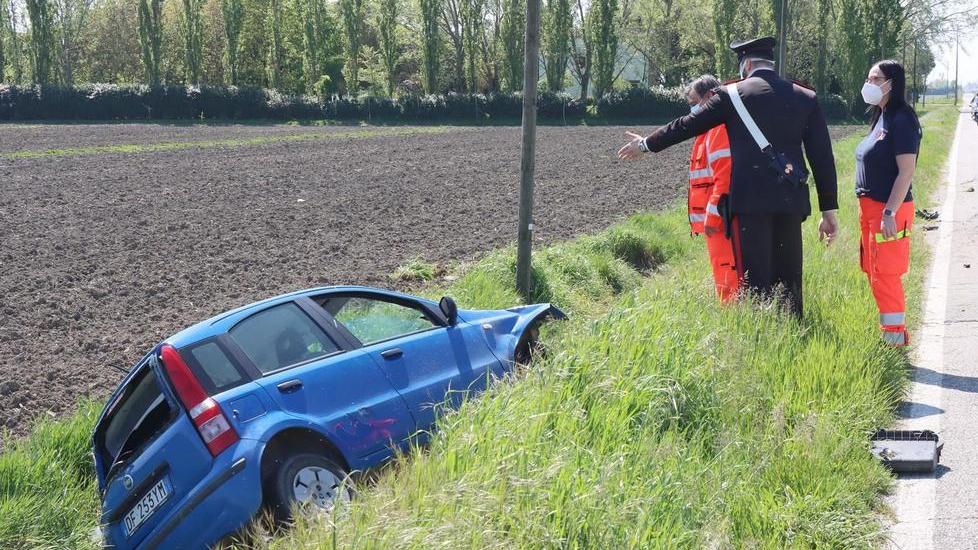 Fuori strada con l'auto Resta ferita una donna