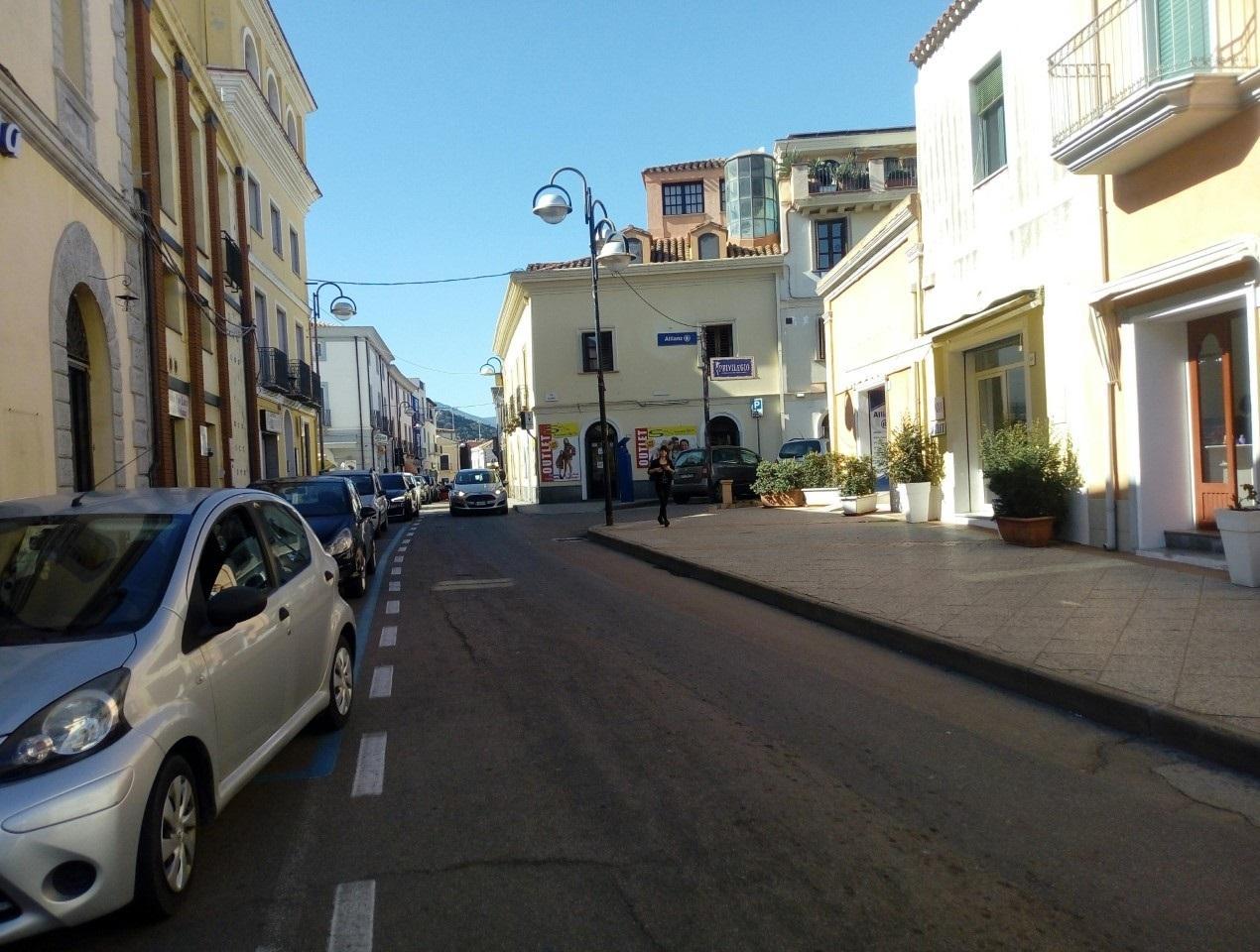 Sit-in di protesta in via Umberto i commercianti vogliono lavorare 