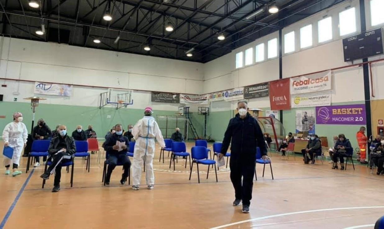 A Birori molti più vaccini il sindaco li rispedisce 