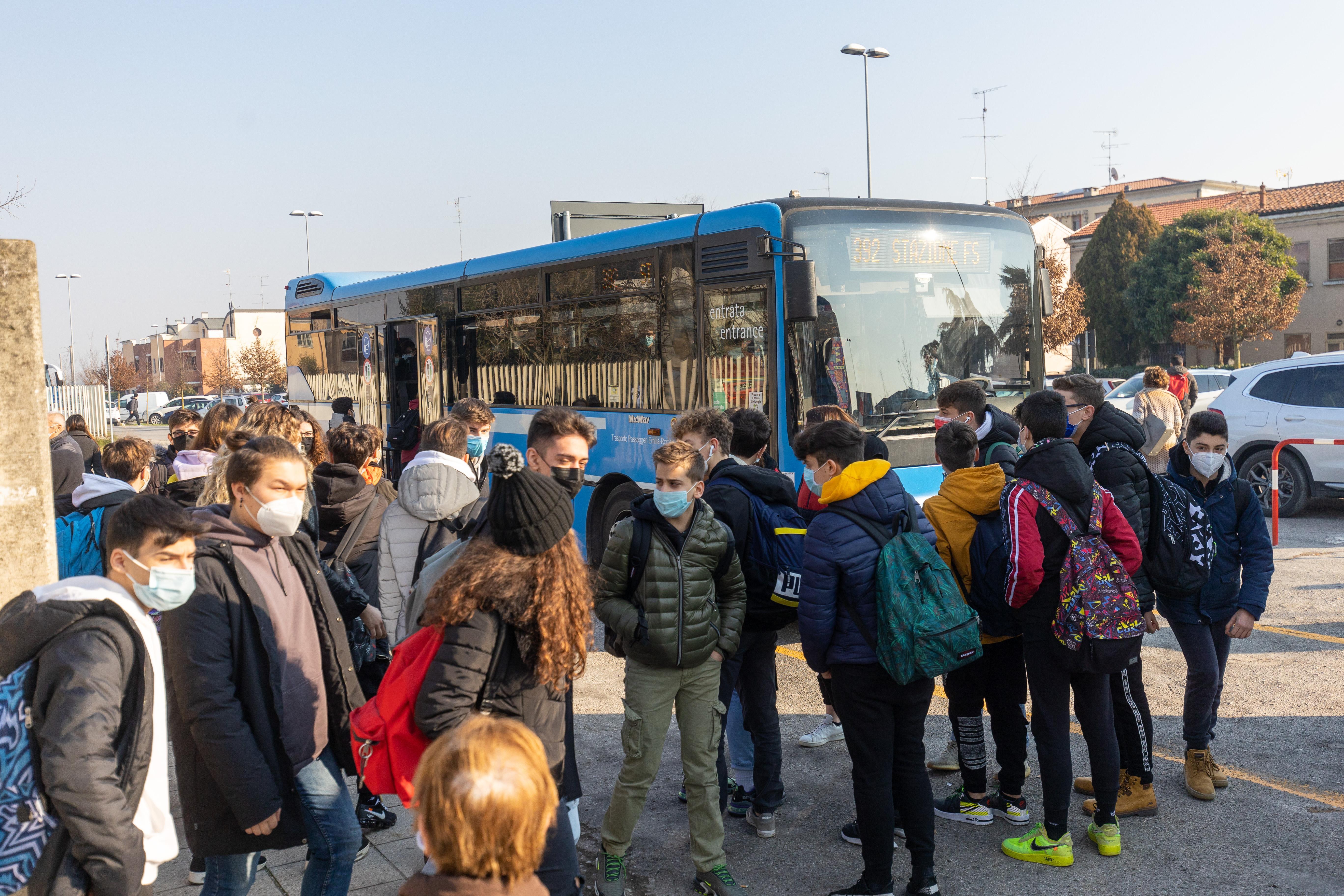 Torna in presenza il 70 per cento degli studenti: trasporto scolastico osservato speciale