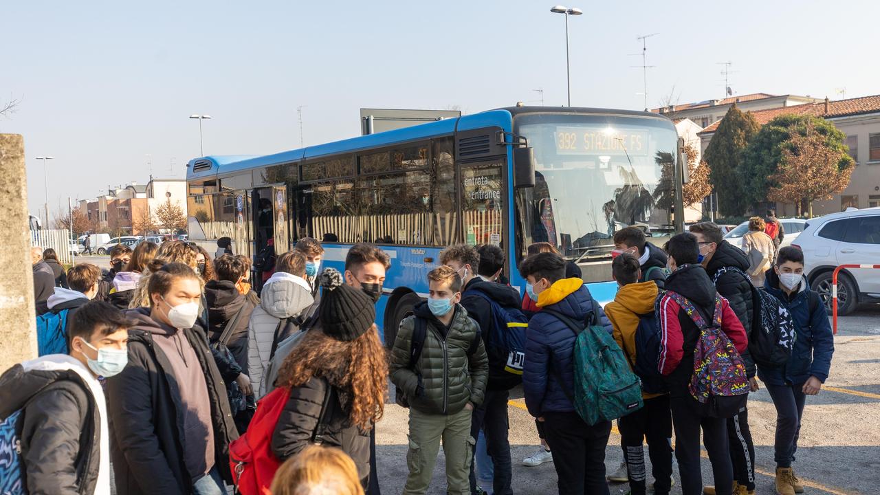 Torna in presenza il 70 per cento degli studenti: trasporto scolastico osservato speciale