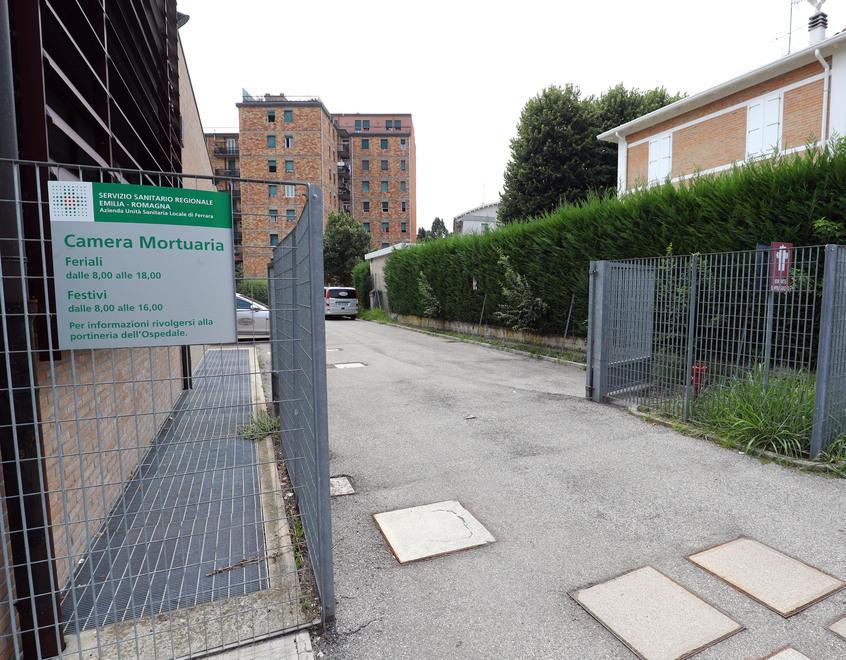Morto di Covid, i parenti: «A Cento la bara non era esposta e non c’era nessuno a dirci perché» 