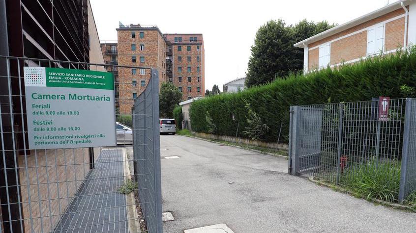 Morto di Covid, i parenti: «A Cento la bara non era esposta e non c’era nessuno a dirci perché»