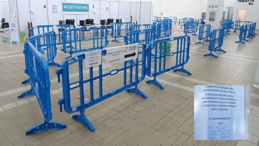 L'hub di Promocamera e, nel riquadro, il foglio che annunciava la sospensione dei vaccini per ieri