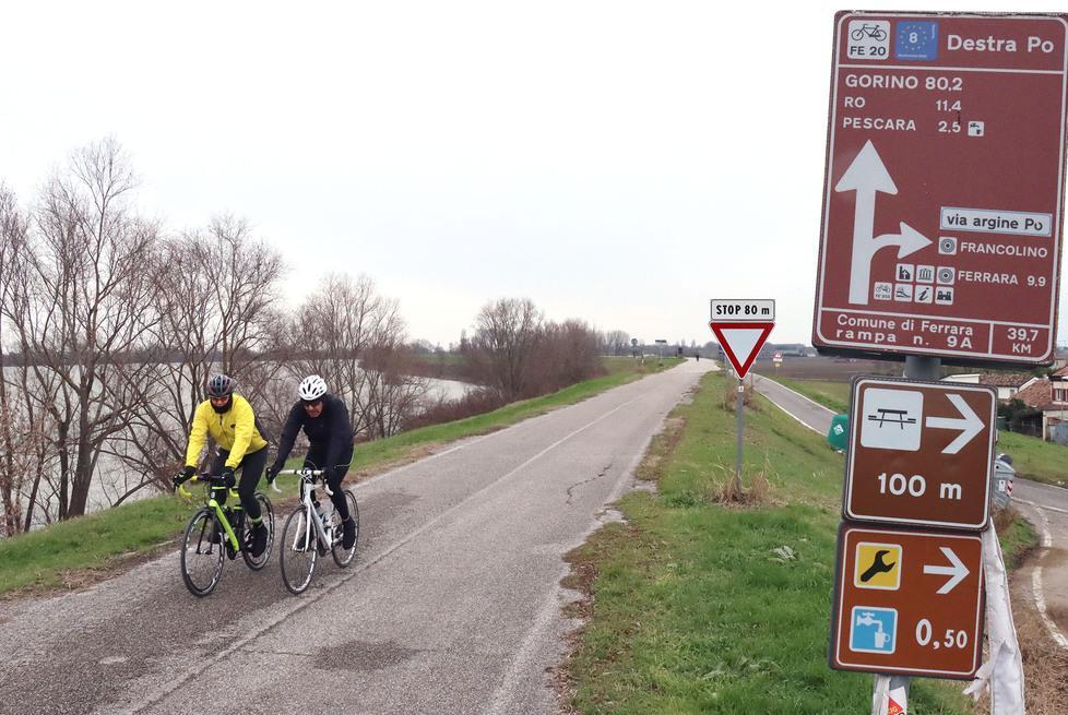 Turismo in sella, la Regione vede green. Nuova geografia degli itinerari ciclabili 