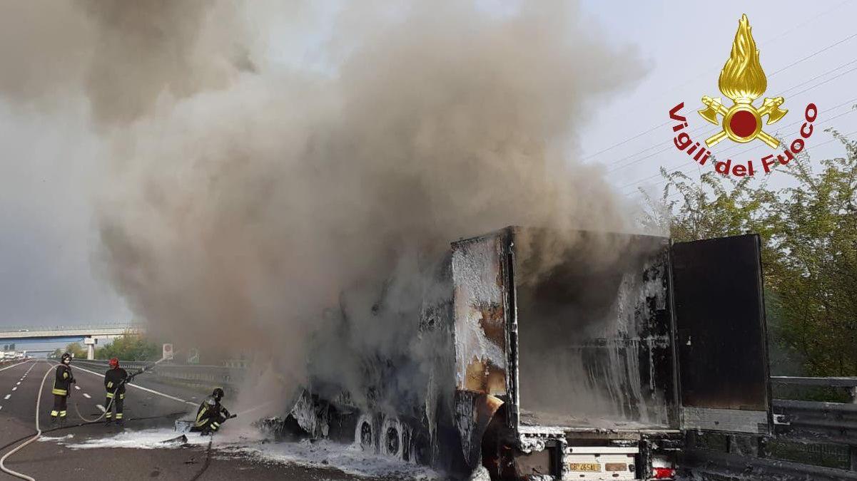 Autosole, in fiamme autocarro che trasporta latticini vicino Reggio. Disagi sull'Autosole direzione nord