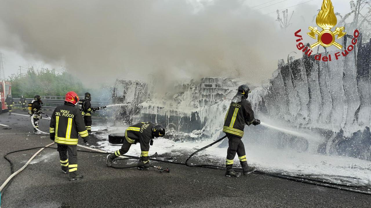 Camion in fiamme, autostrada bloccata tra Modena e Reggio Emilia