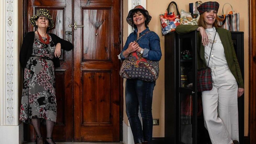 Da sinistra: Graziella Bertolucci, Silvia Mammini e Ilaria Colombani indossano capi realizzati dalla “Sartoria in Borgo”