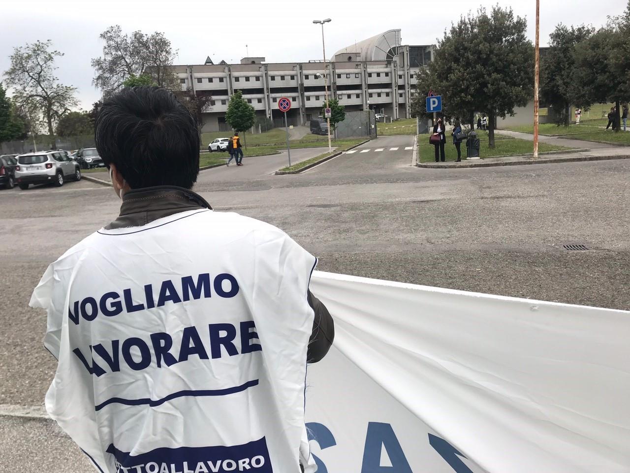 La protesta davanti al Tribunale (foto Batavia)